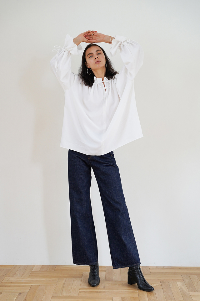 レディなブラウスで気分を上げよう。シャーリングたっぷりの 「2WAY