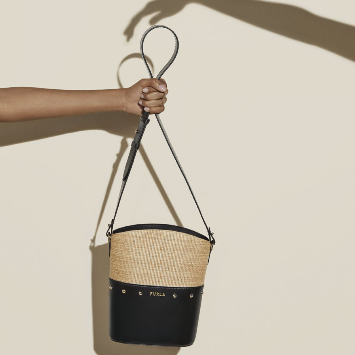 レザー×ラフィアが映える♡「フルラ」の新作バッグで夏気分！ | CLASSY