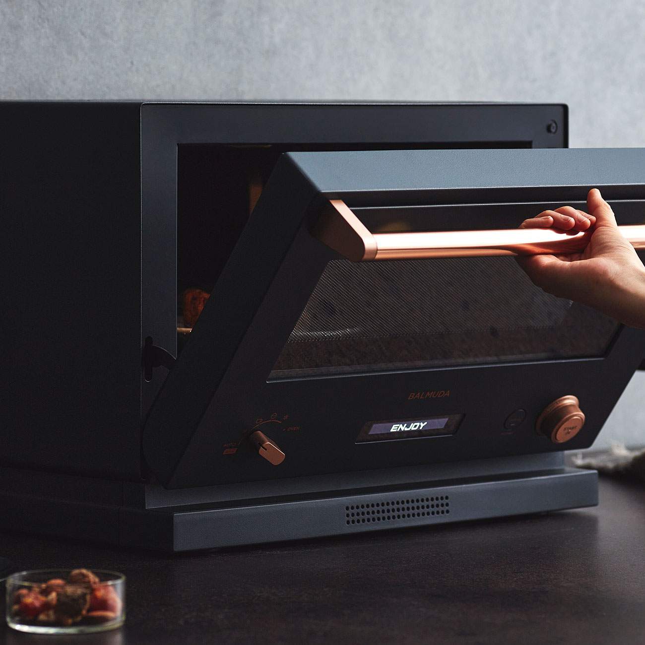 バルミューダのレンジに限定カラー登場！ ボディはダークグレー