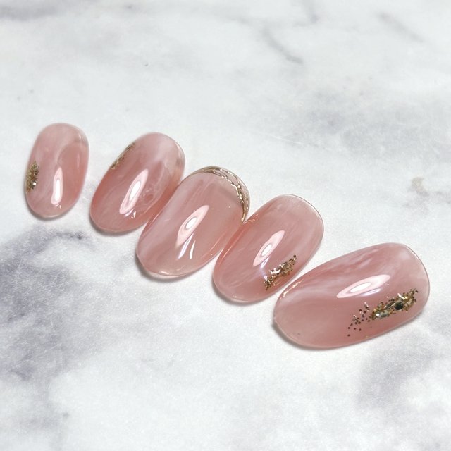 可愛く血色感アップ！トレンドカラーの桃ピンクネイル|2024最新ネイル