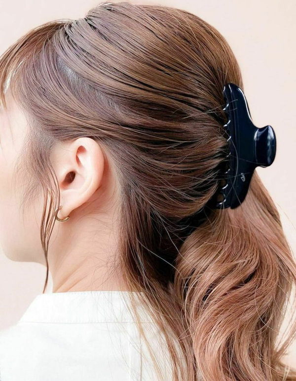 夏こそ挑戦したい】オールブラックのヘアクリップ | acca(アッカ