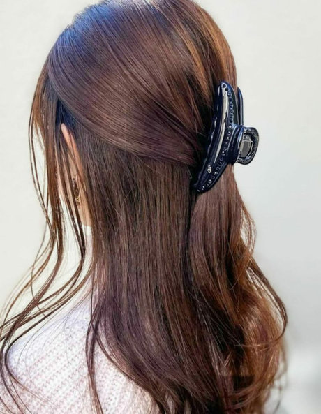 夏こそ挑戦したい】オールブラックのヘアクリップ | acca(アッカ