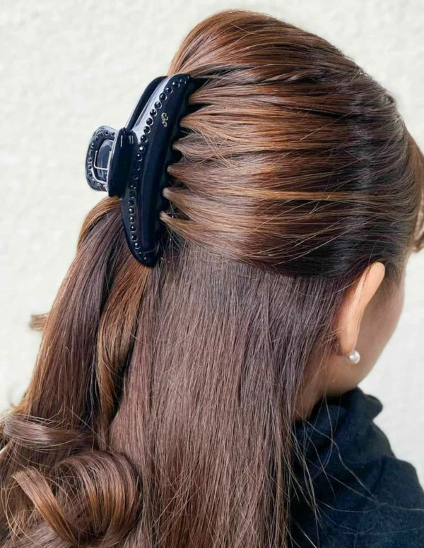 ヘアクリップ】ツヤを宿したオールブラックの魅力 | acca(アッカ