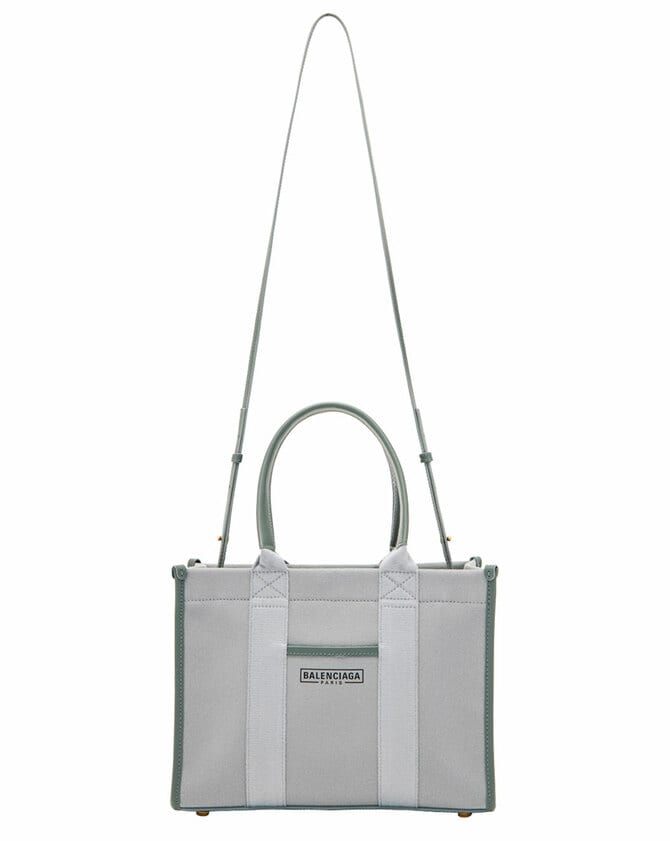 バレンシアガのキャンバストートバッグ ノートパソコンが入るサイズも！