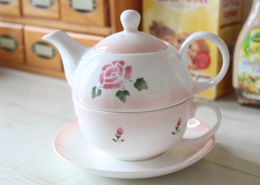 マニー ローズ 陶器 キッチン － フレンチカントリーのバラ柄、レース