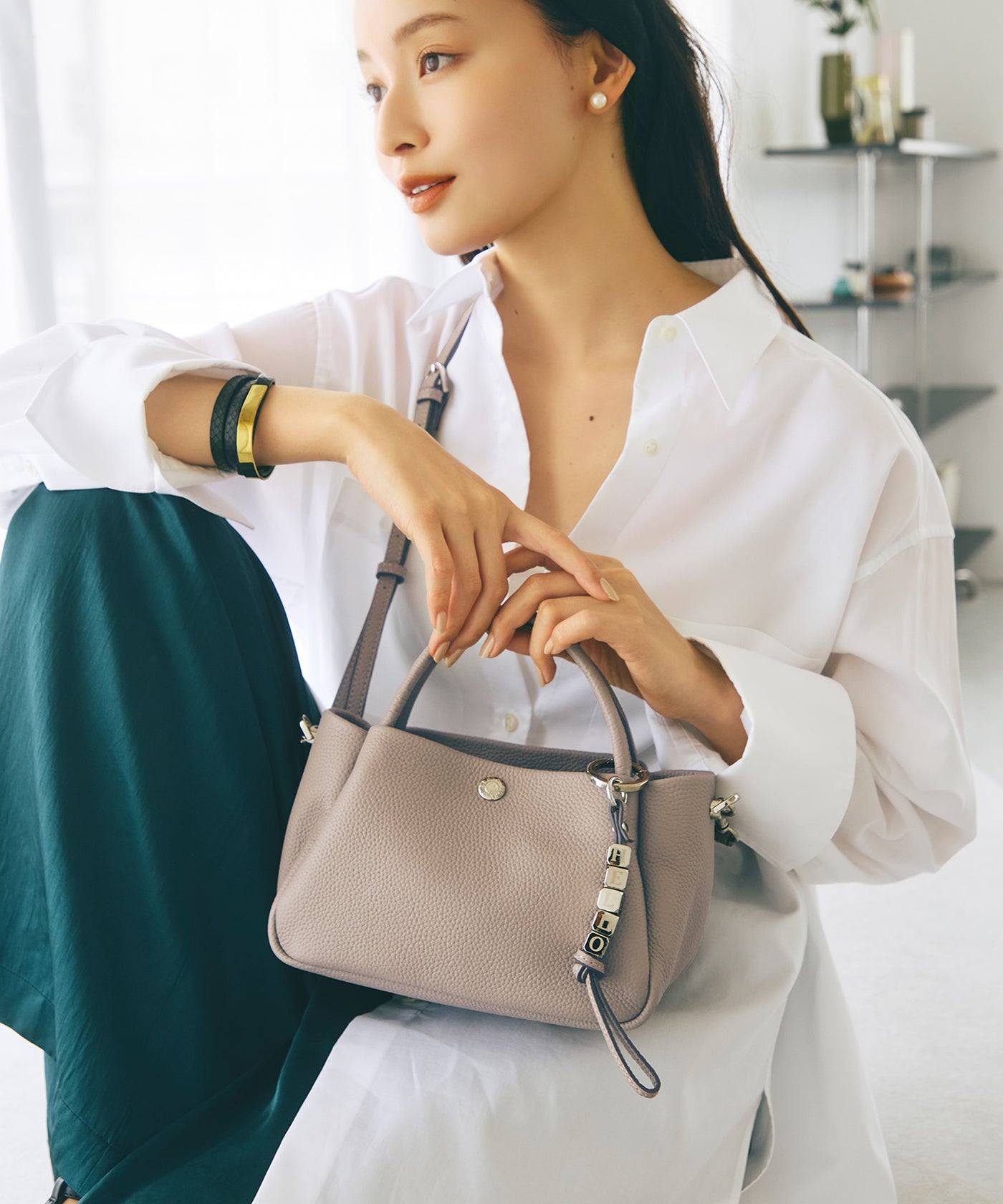 シュリンクレザー ショルダー付き ミニ トートバッグ / チャーム付き