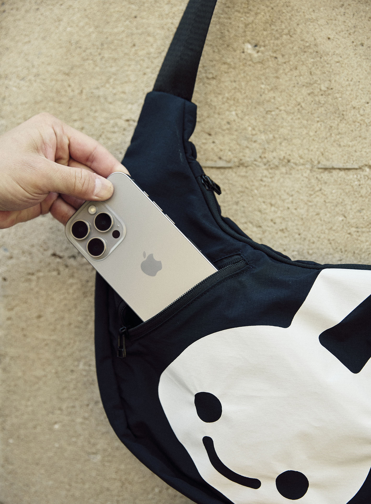 ナイロンラウンドショルダーバッグ｜ウサギがいる｜CUNE ONLINE STORE