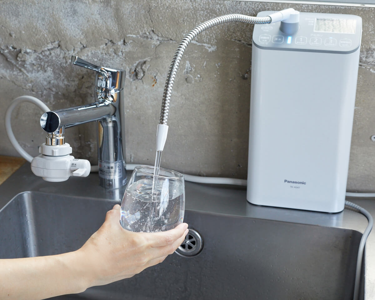 パナソニック アルカリイオン整水器の実機レビュー！ 優木まおみが実際