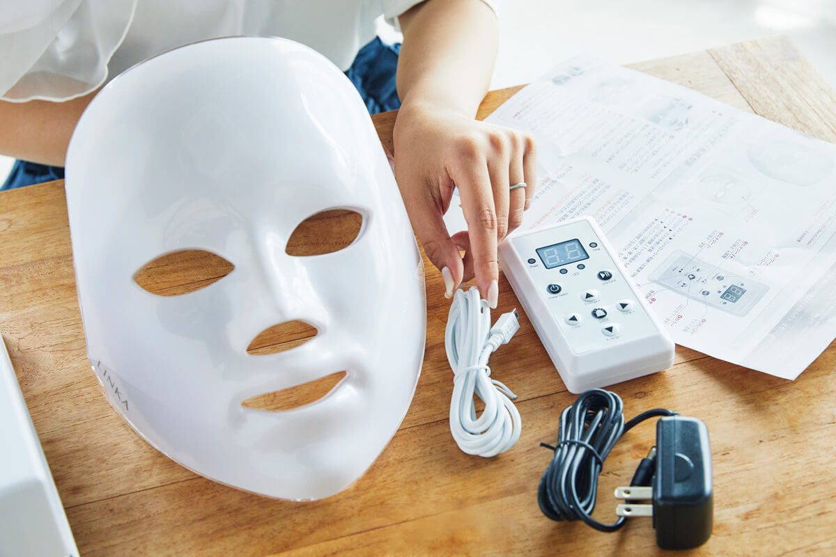 近未来感ある美顔器「LINKA（リンカ）7色LED美容マスク」をプロの美容