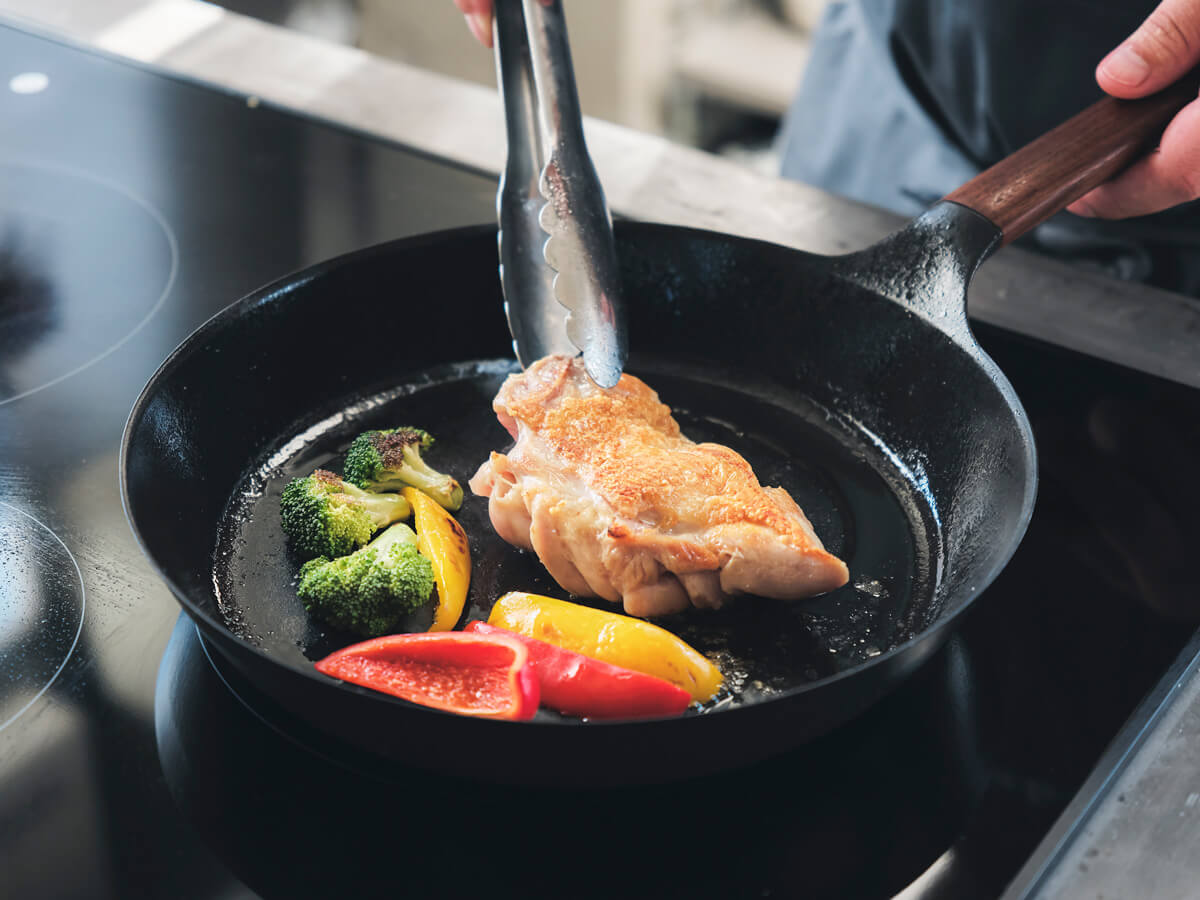 バーミキュラの鉄製フライパンは鋳物とホーローのいいとこどり！素材の