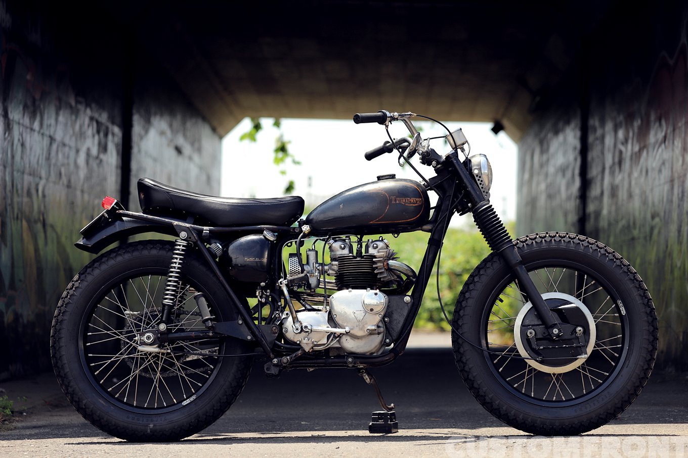 トライアンフT100のスクランブラーカスタム・スタンディモーター