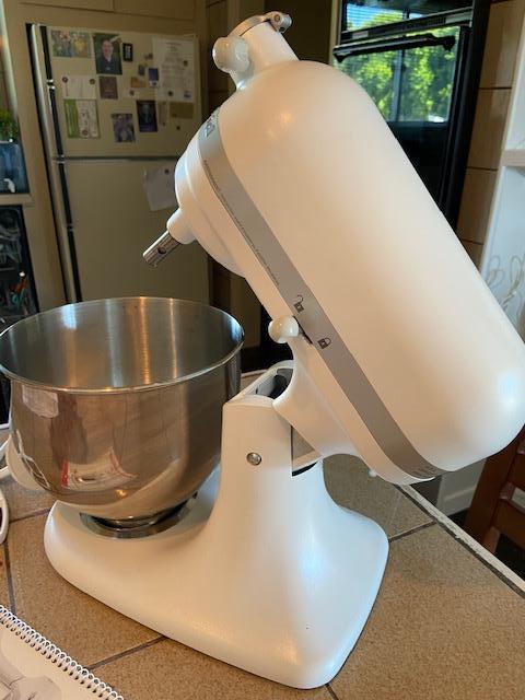 KITCHEN AID Accolade 400 Tilt-Head Stand Mixer | EstateSales.org