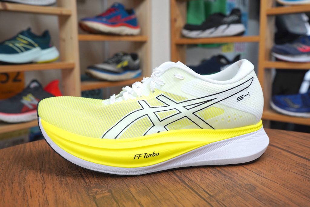 アシックス】サブ4向けレーシングシューズ「S4」は安定感・反発性を