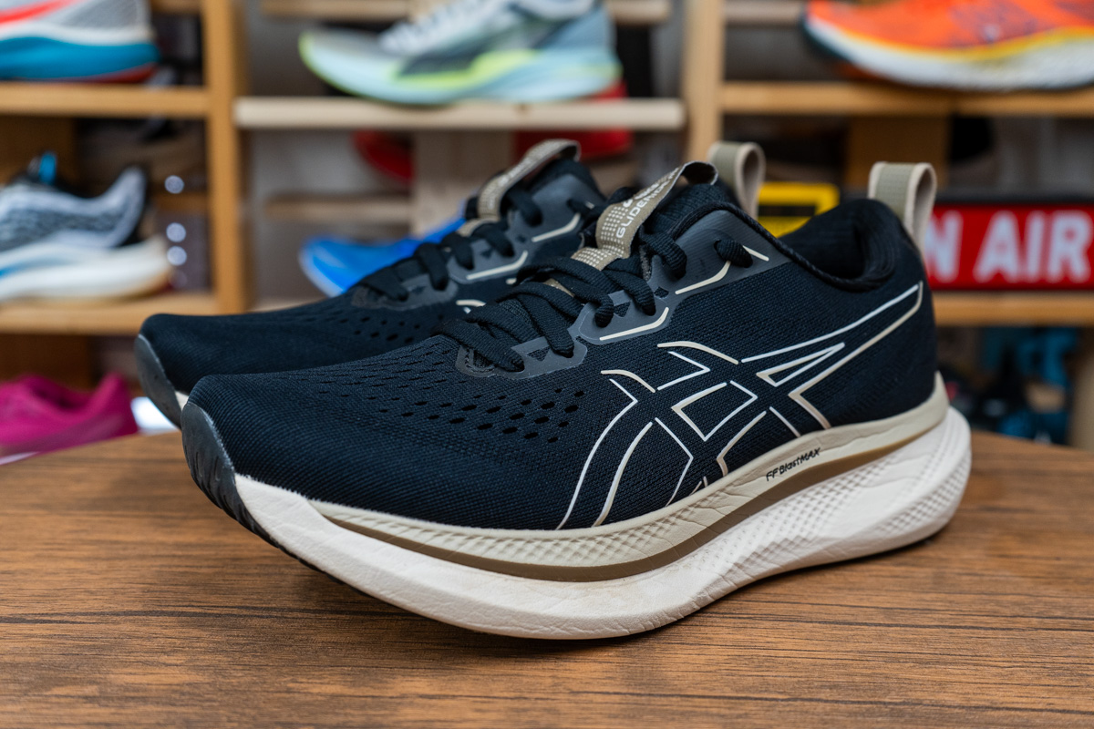 アシックス『GLIDERIDE MAX』は最新技術が“全部入り”の豪華な