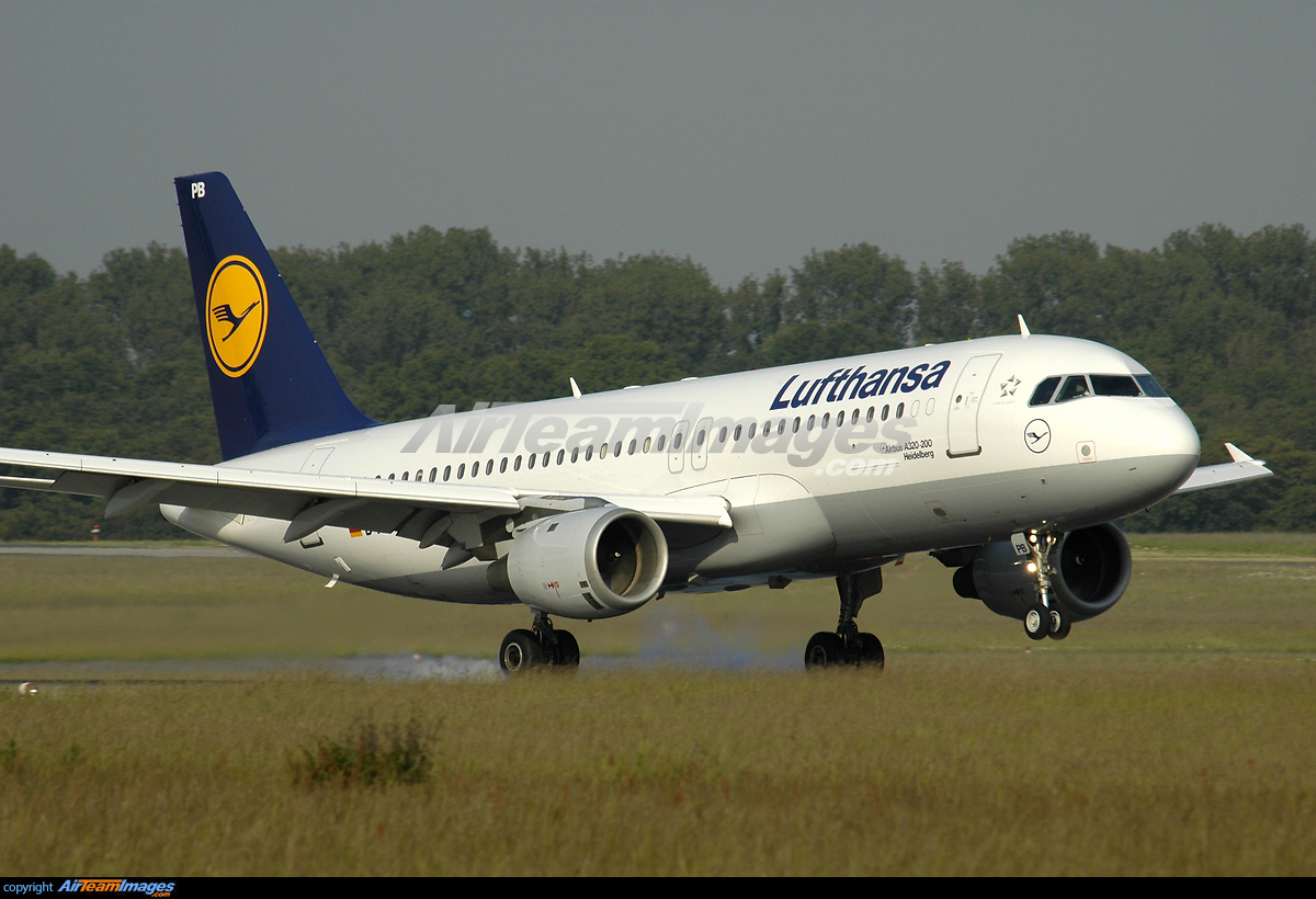 Airbus A320-211 Lufthansa D-AIPB - AirTeamImages.com