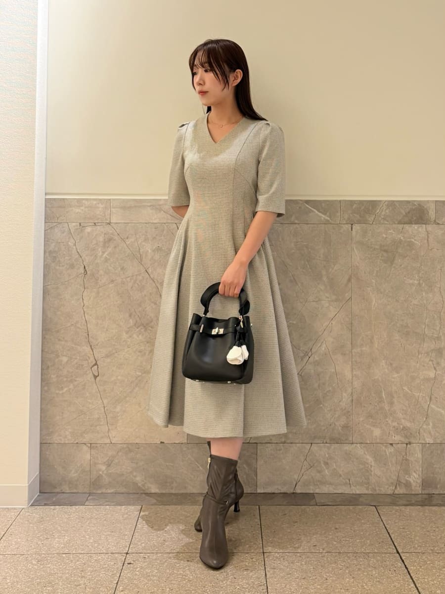 Vネックフィット＆フレアワンピース(フォーマルワンピース)｜DRESS