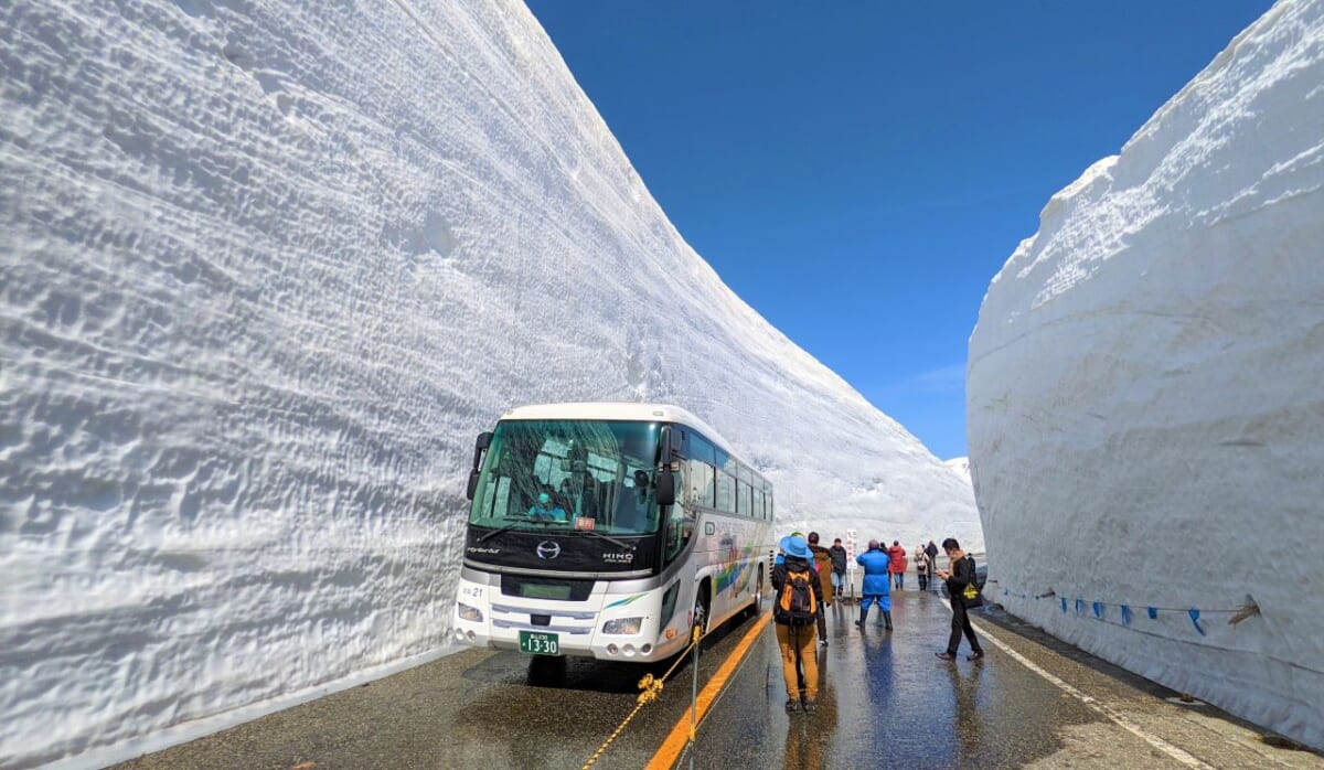 2025年の高さは16m！圧巻の雪の壁を体感できる「雪の大谷ウォーク」が