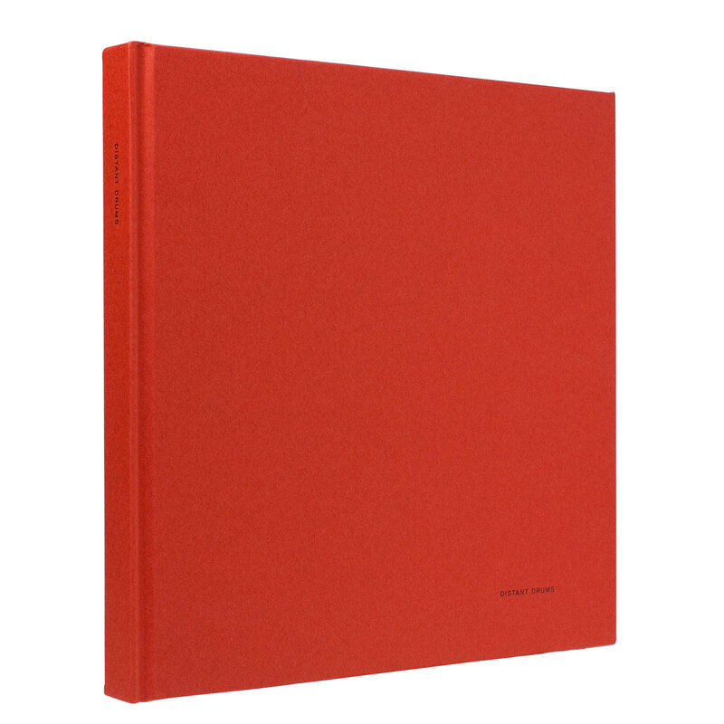 DISTANT DRUMS (RED) - 濱田英明 | shashasha 写々者 - 写真集とアート