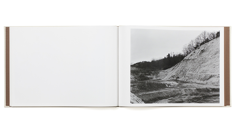 大きな石とオオカミ - 村越としや | shashasha 写々者 - 写真集と