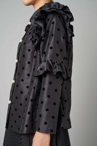 hue DAY TO EVENING｜フリルスリーブパールドットプラウス