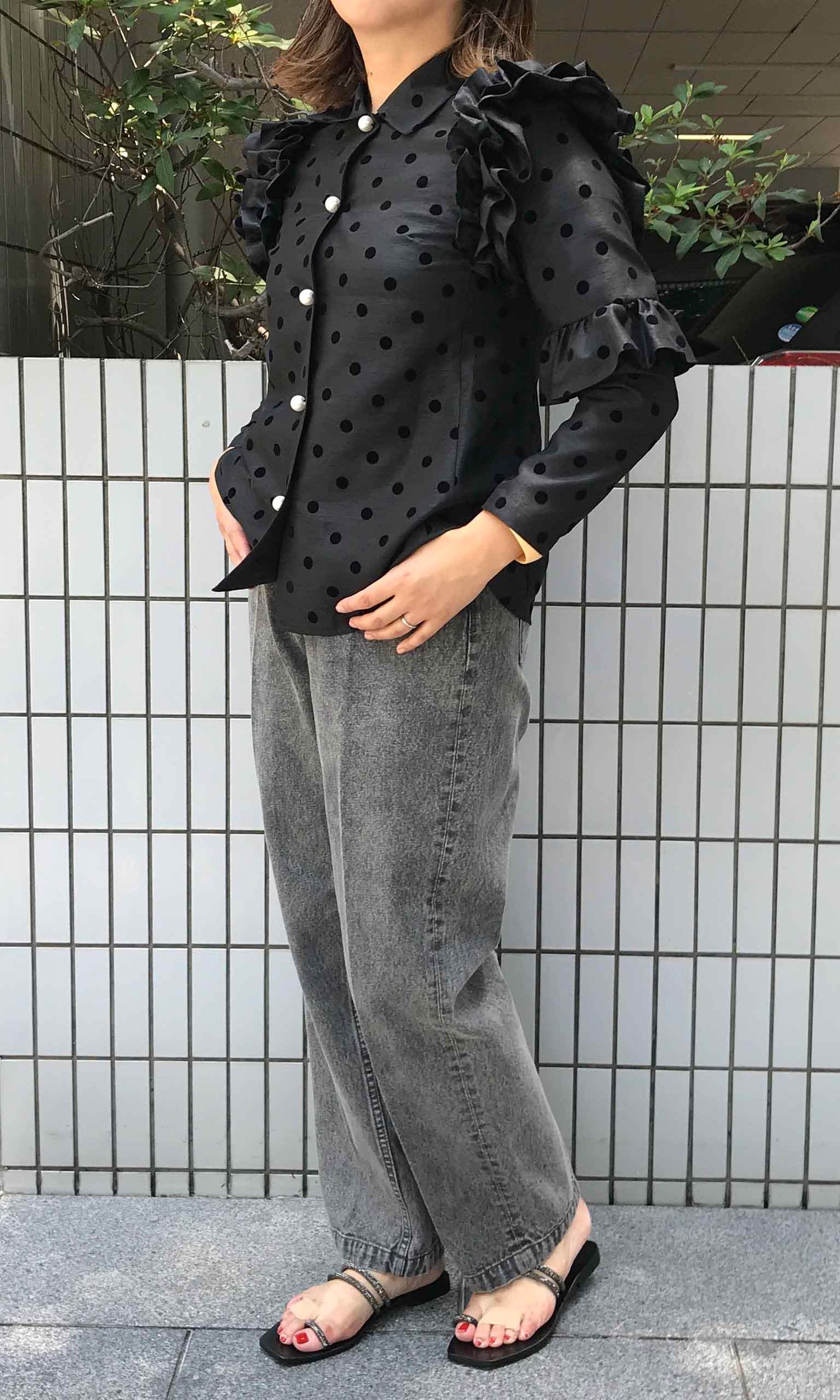 hue DAY TO EVENING｜フリルスリーブパールドットプラウス