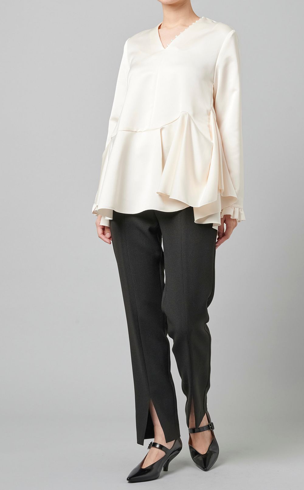 hue DAY TO EVENING｜ワンサイドパールペプラムブラウス