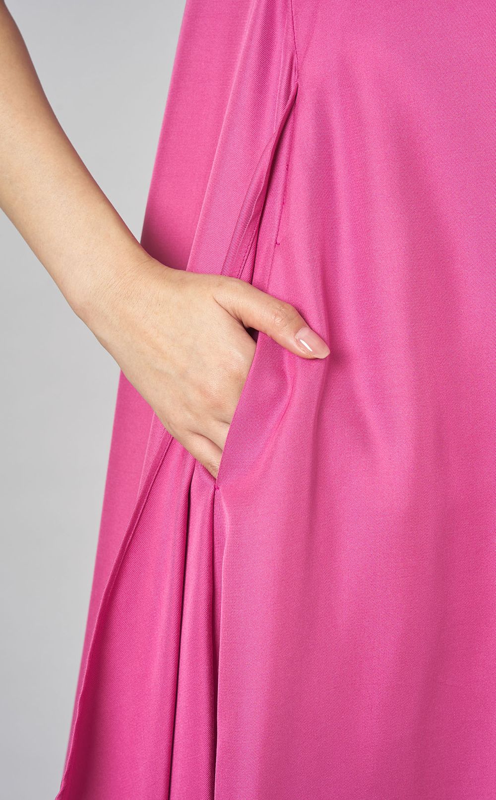 ykF｜シルクハイネックノースリーブワンピース