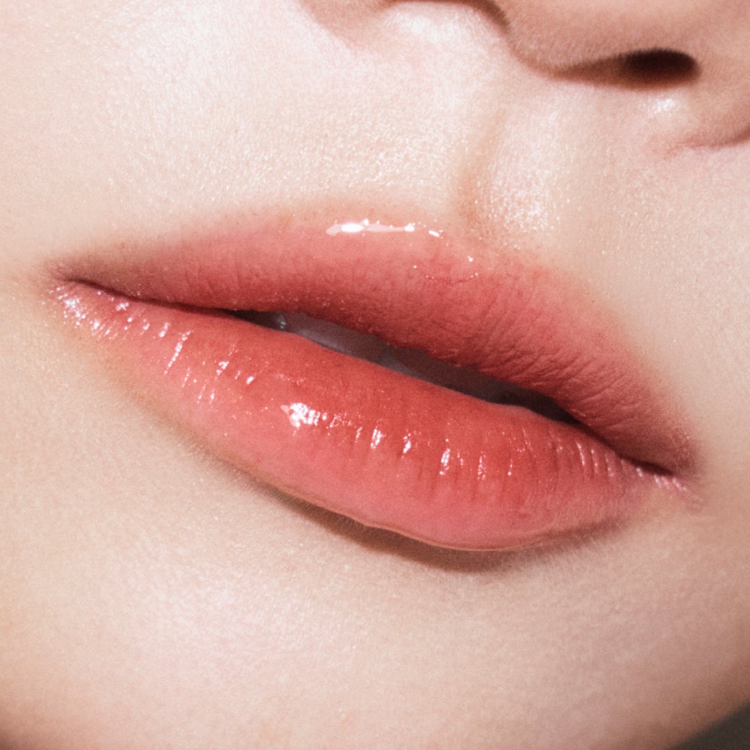 水越みさと×M·A·Cの限定コラボが登場──“ぷっくり3Dリップ”を叶える