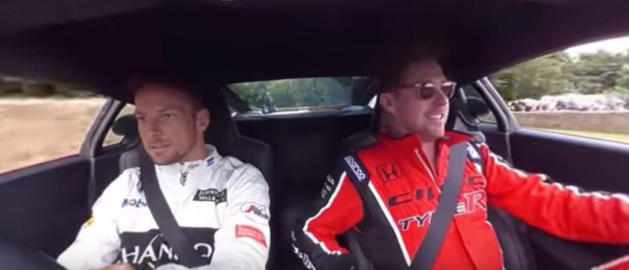 イケメンF1ドライバー ジェンソン・バトンの運転姿をあらゆる方向から