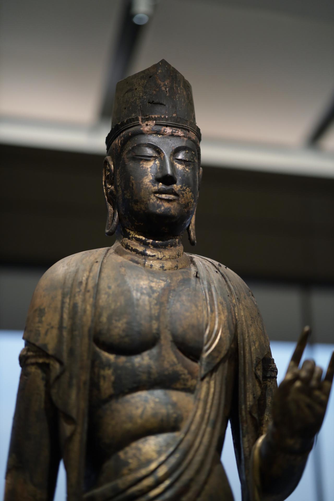 ガラスケースもなく直に見る荘厳な奈良時代の観音像、その超越した美