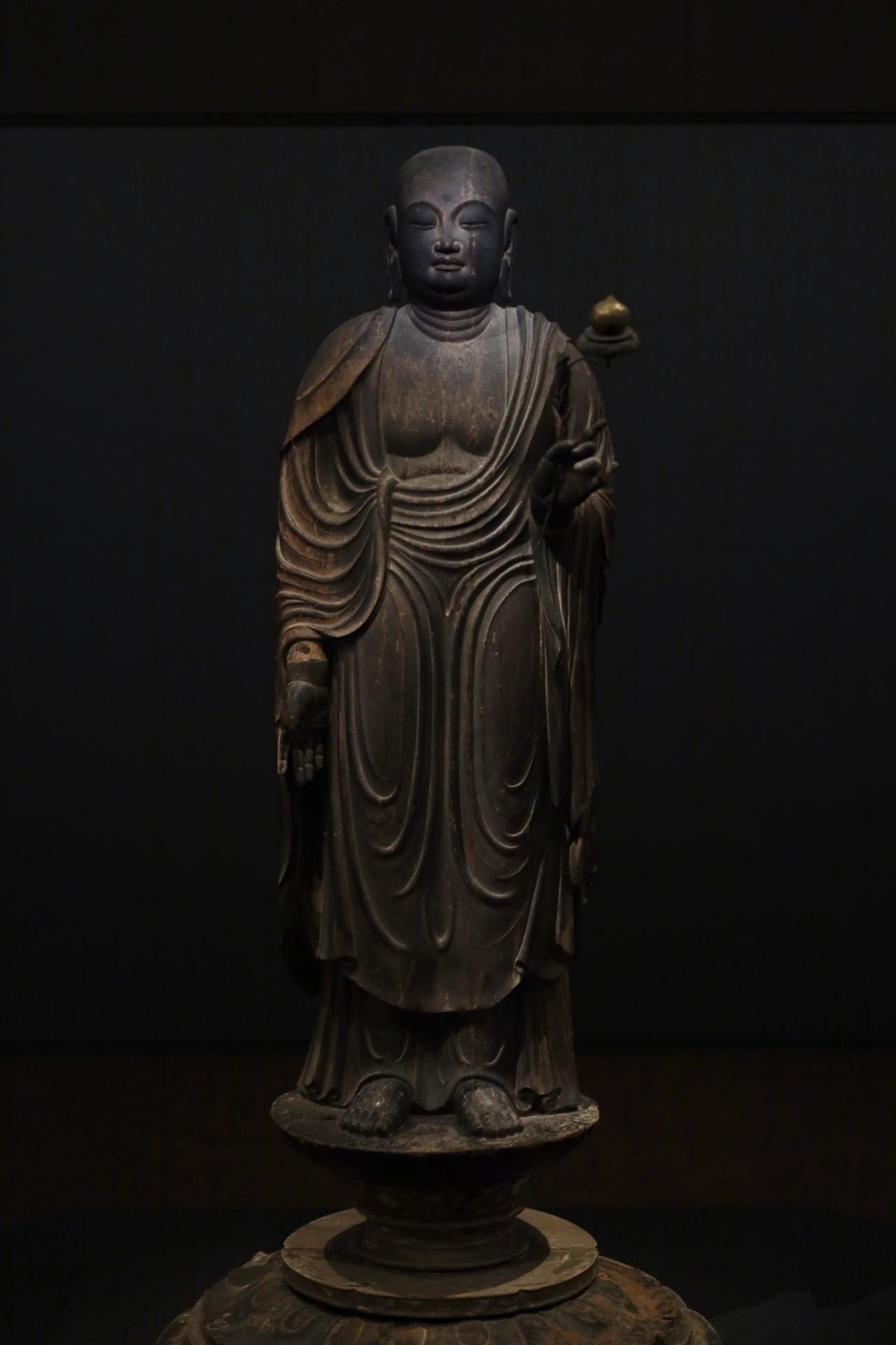 ガラスケースもなく直に見る荘厳な奈良時代の観音像、その超越した美