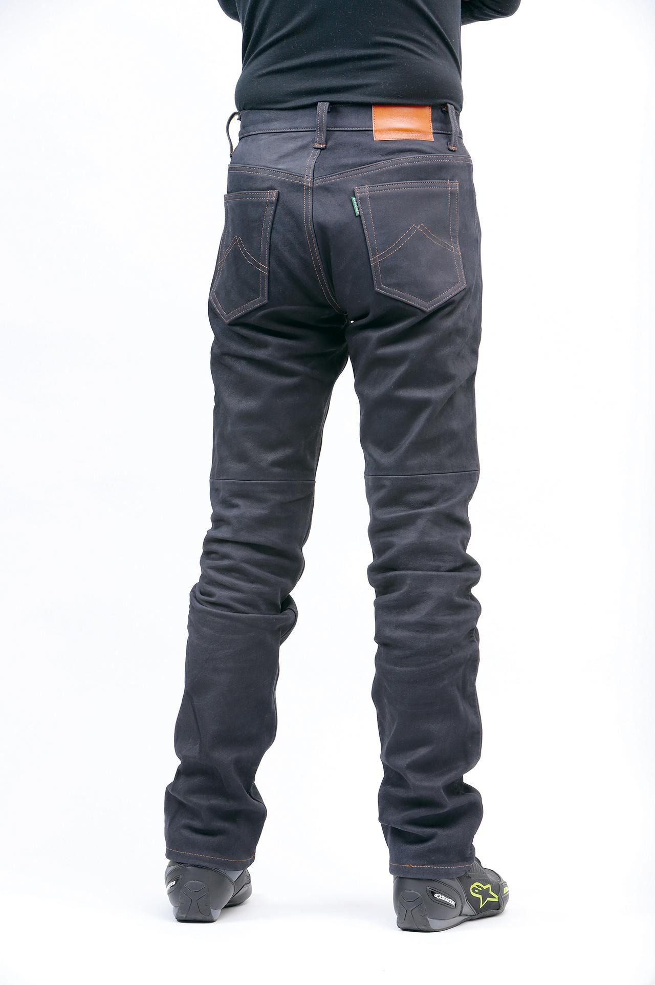 見た目はデニム、実は革。クシタニのロングセラー・ライディングパンツ