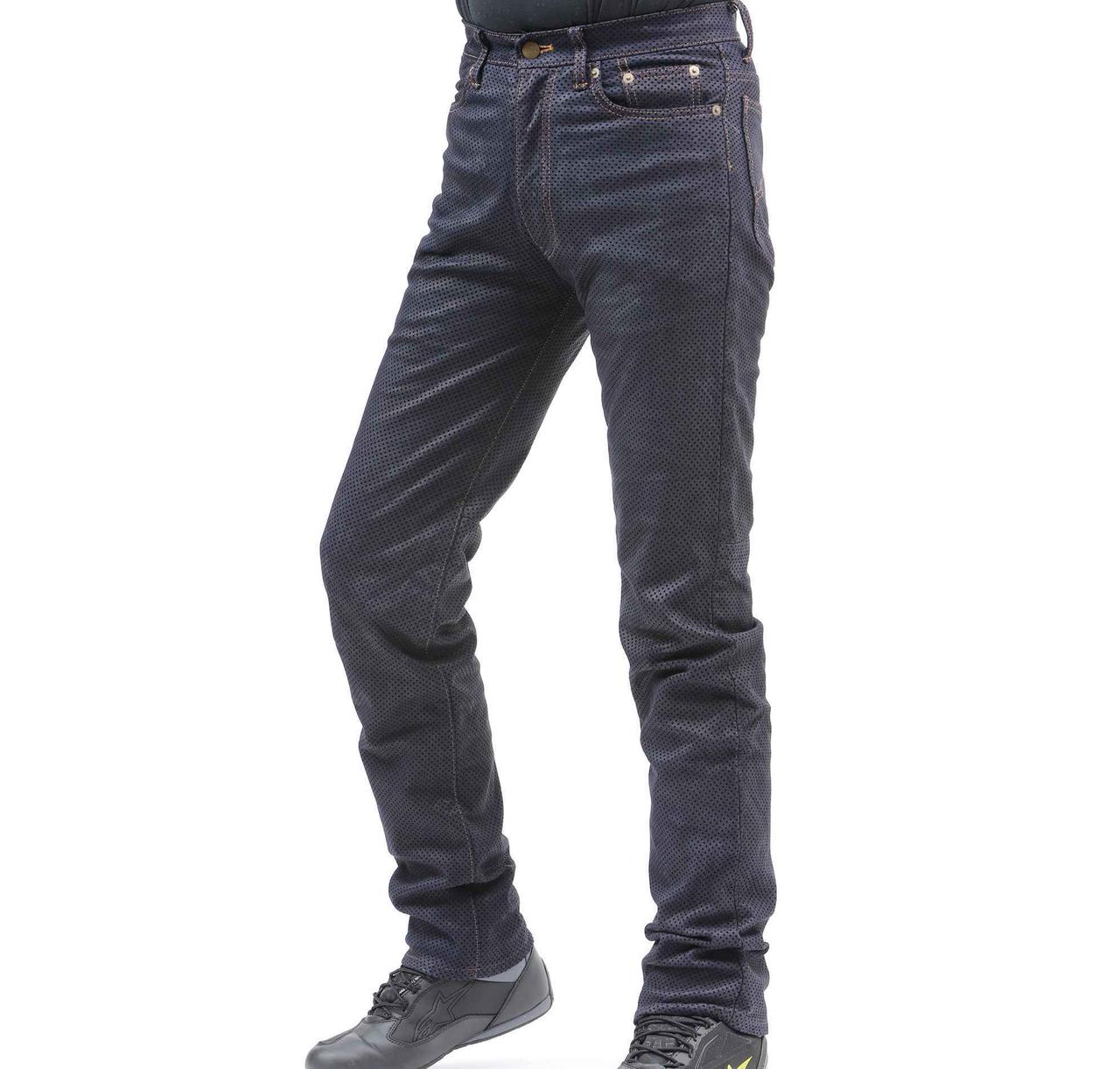 見た目はデニム、実は革。クシタニのロングセラー・ライディングパンツ