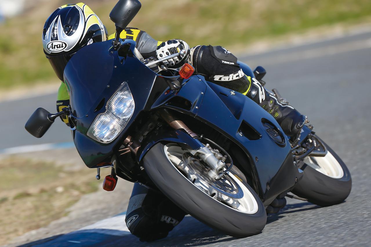 新旧250ccスポーツ対決！ 昔の4気筒と今の2気筒どっちが速いの