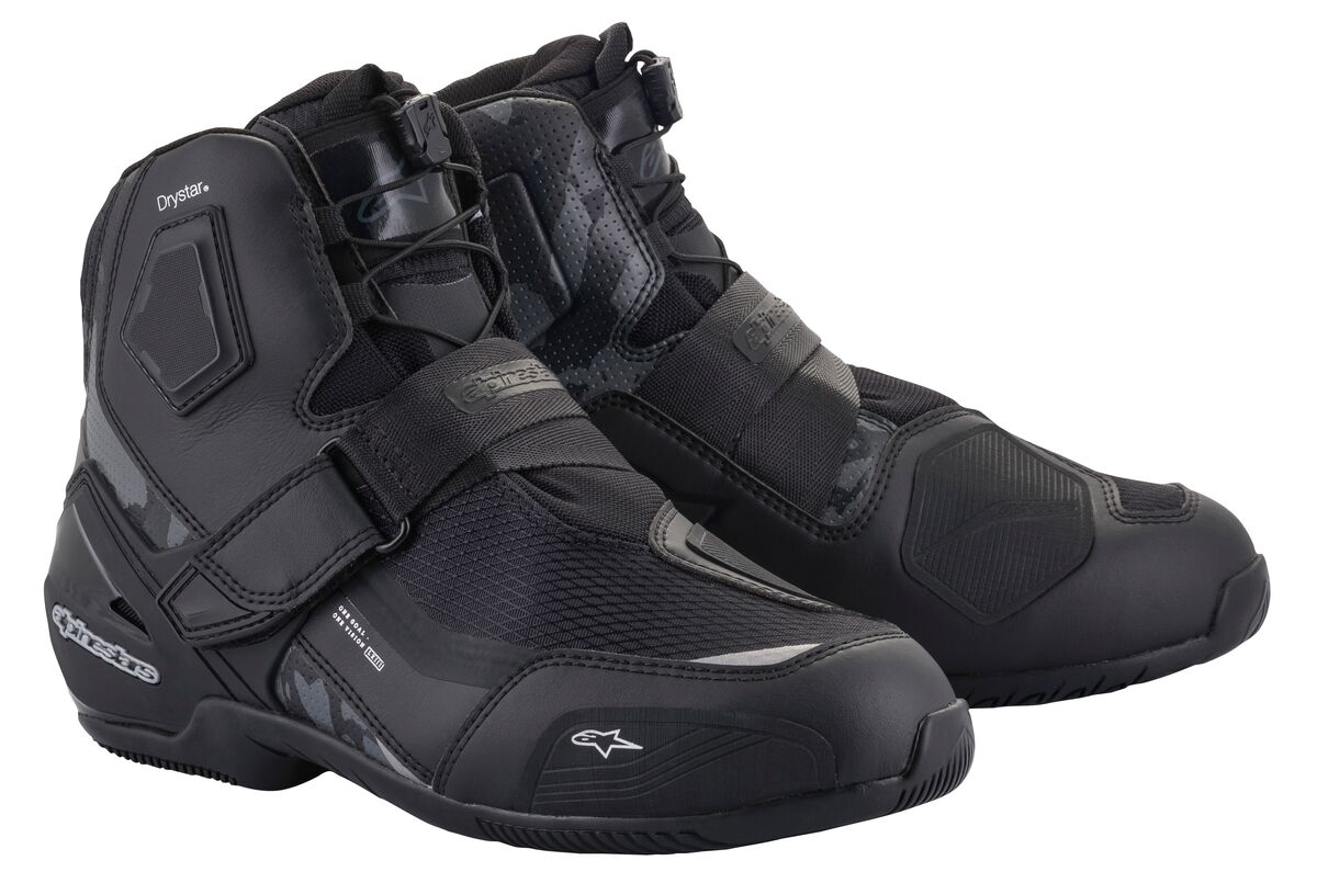 日本人の足にフィットする専用設計の透湿防水ライディングシューズ