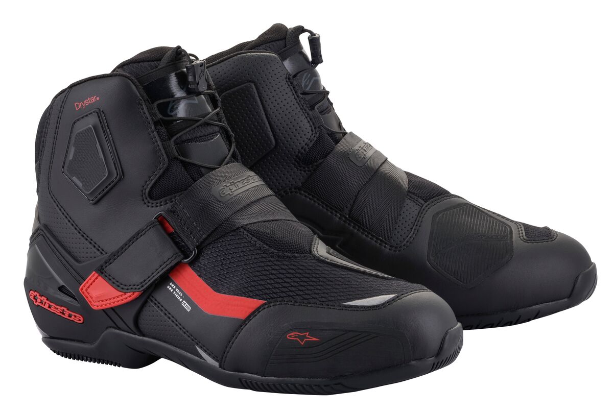 日本人の足にフィットする専用設計の透湿防水ライディングシューズ