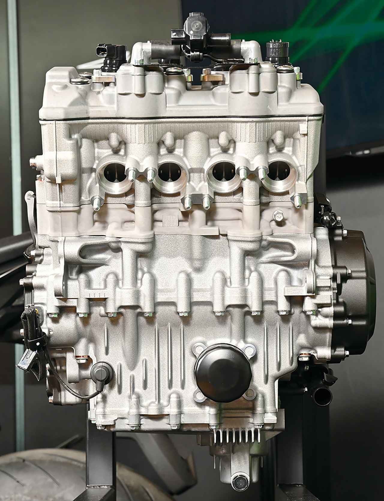 カワサキ「Ninja ZX-25R」の250cc・4気筒エンジンの秘密。エンジン単体