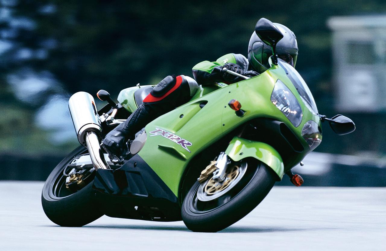 カワサキ「Ninja ZX-12R」の歴史を解説｜最速を称号を争ったメガ