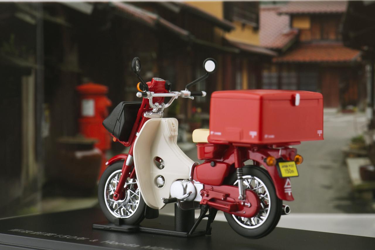 郵政創業150年及びMD90郵政機動車50周年を記念して、郵政カブの