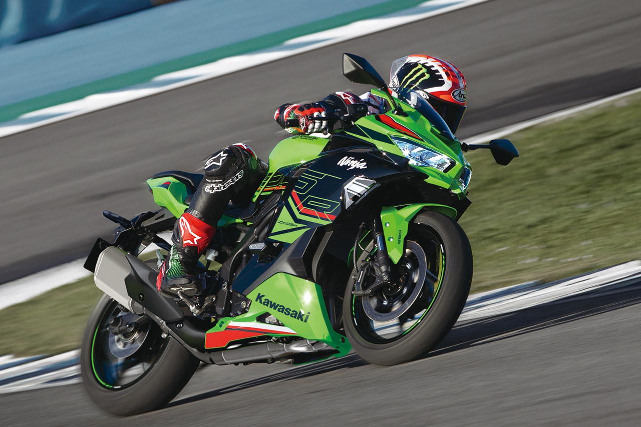 カワサキ「Ninja ZX-25R SE」2023年モデル解説｜最高出力アップ！ 装備