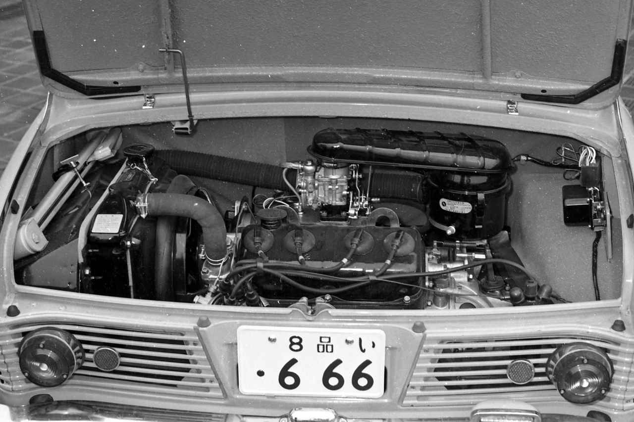 昭和の名車 116】マツダ キャロルは軽自動車とは思えないオーバー