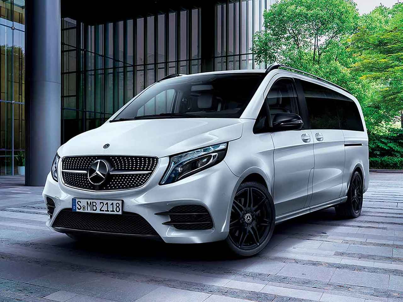 メルセデス・ベンツVクラスをブラックアイテムでコーディネイト