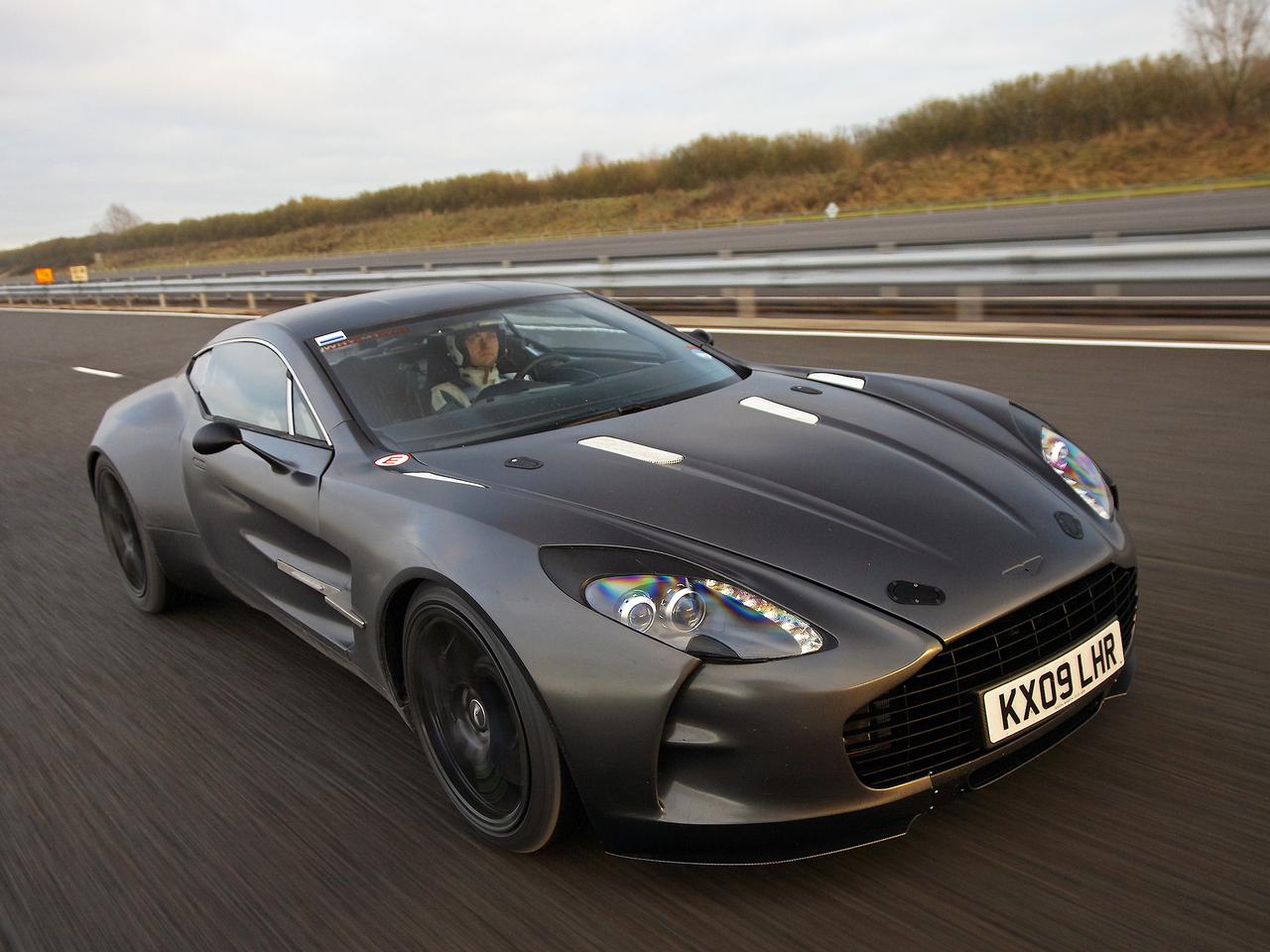 アストンマーティン Oneｰ77」は、7.3LのV12を搭載した77台限定モデル