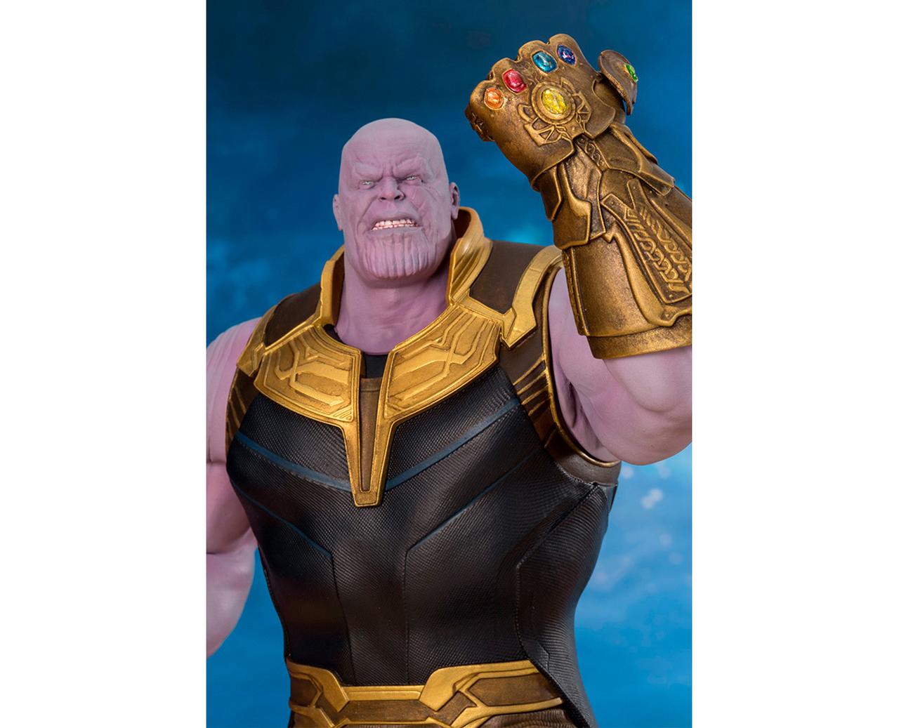 最強の敵サノスがインフィニティ・ガントレットを高々と掲げるポーズで