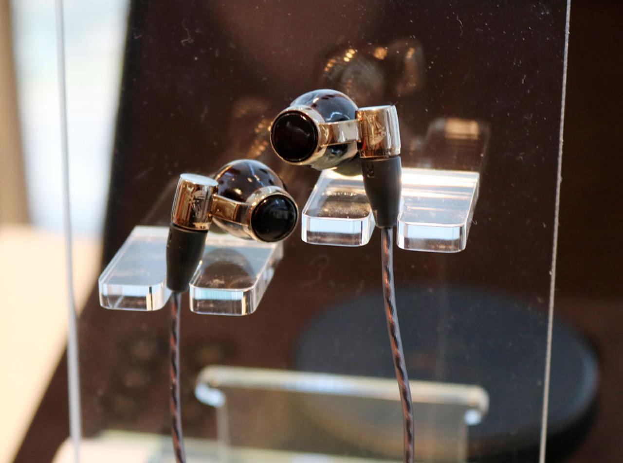 Victor、WOODシリーズのフラッグシップイヤホン「HA-FW10000」を11月