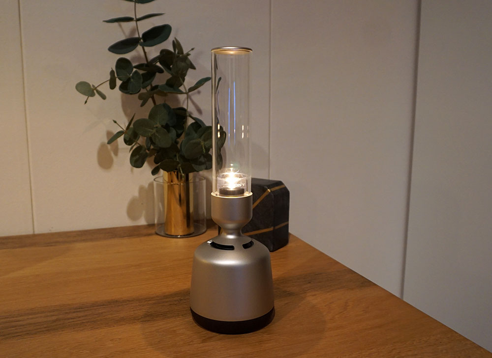 キャンドルスタンドのような、可愛いデザインが目を惹く。ソニーの