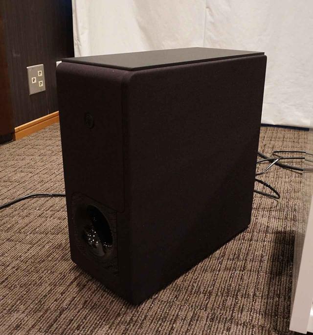 ワイヤレスサブウーファー付きで、迫力サラウンドが楽しめる。ヤマハの