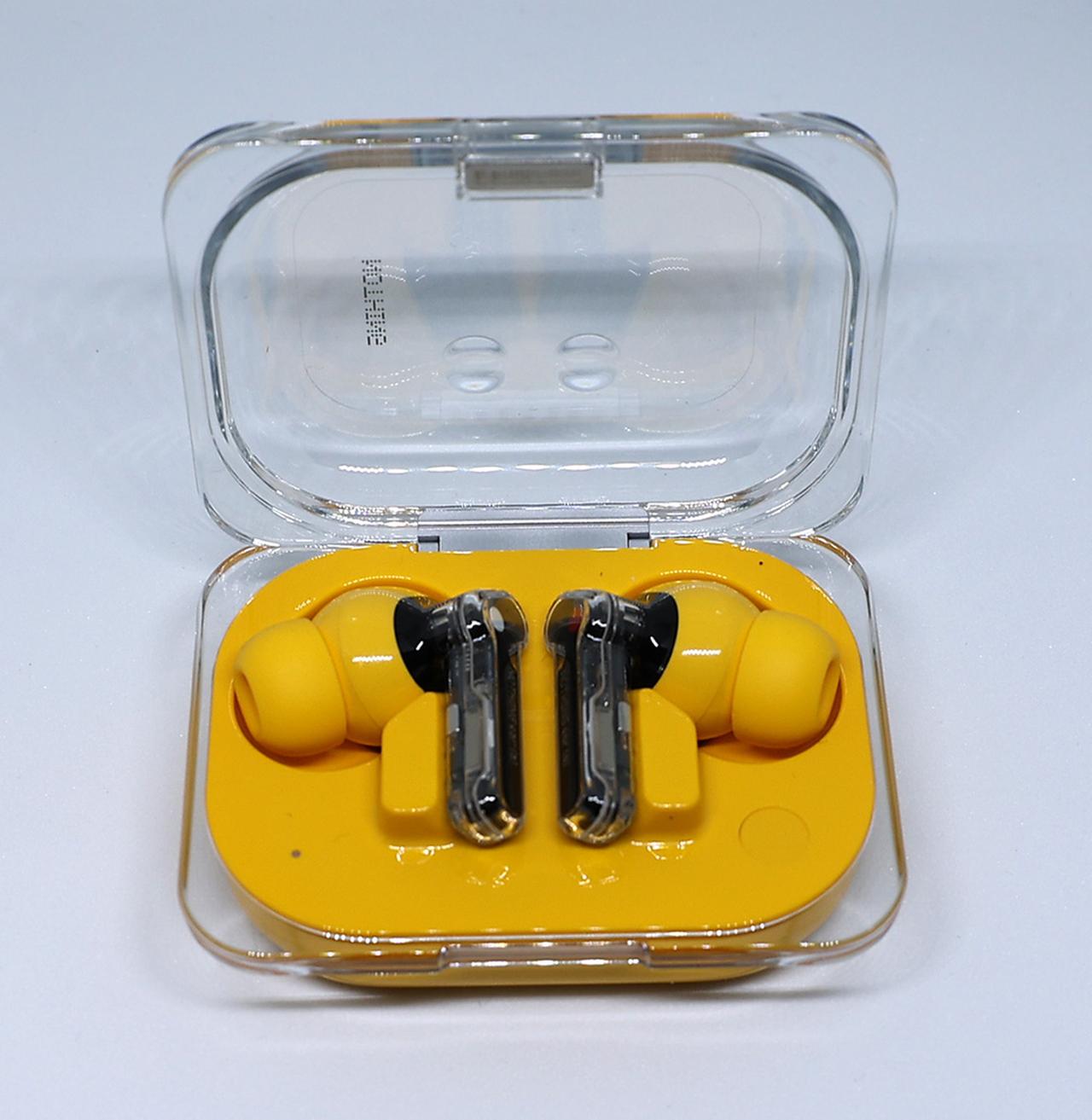 Nothingの、ビビッドなイエローカラーが特徴的な完全ワイヤレス