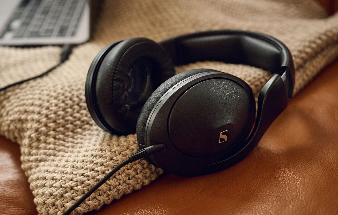 ナチュラルで広いサウンドステージを再現する密閉型ヘッドホン