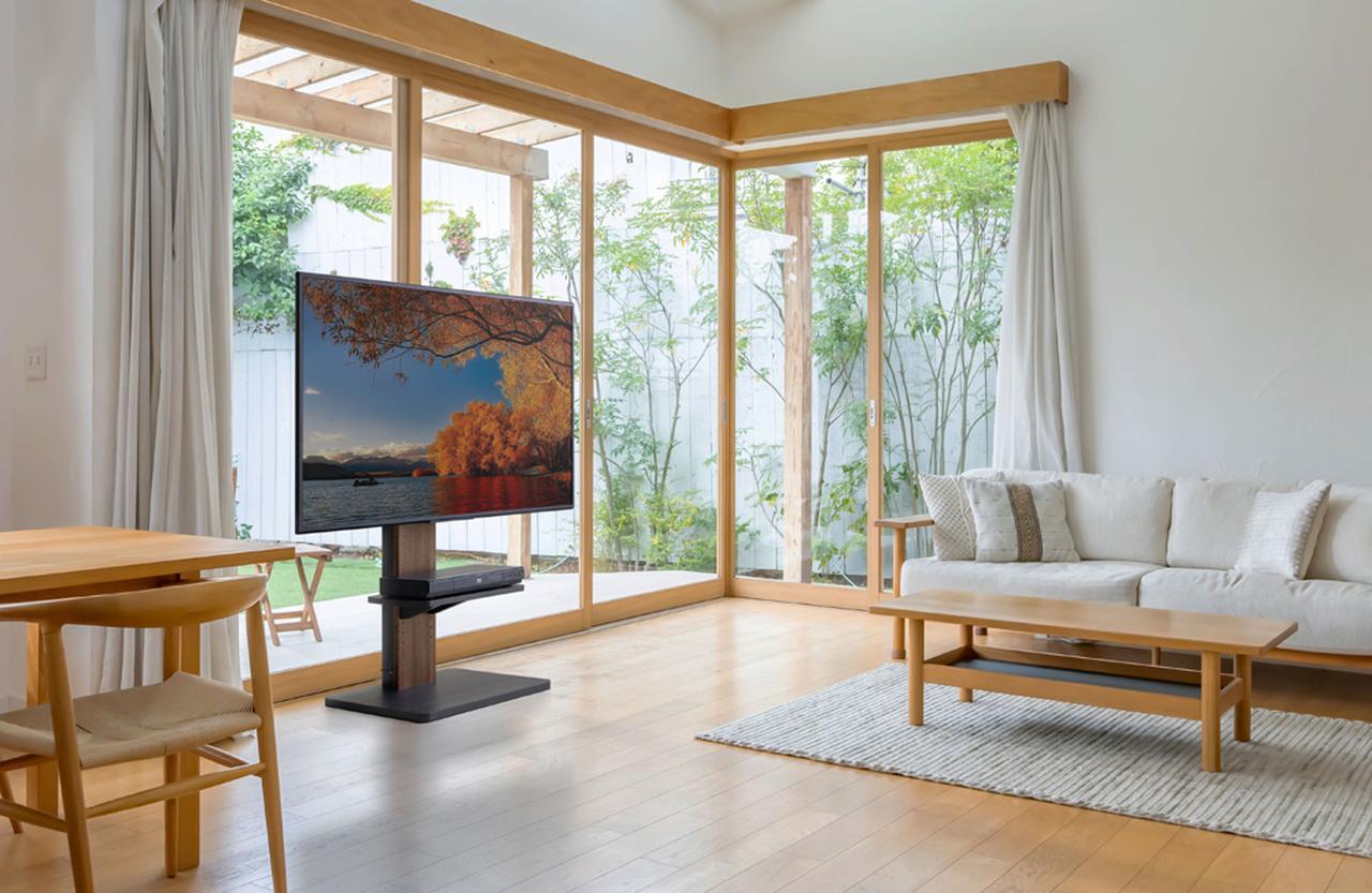 朝日木材加工、55インチまでのテレビに対するスイーベル機能付きテレビ